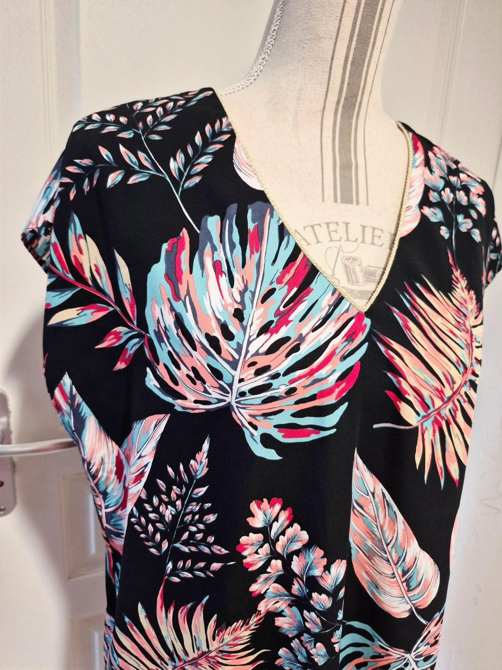 Lindo vestido de verão com estampa tropical - Vintage Love - Tamanho P/M – photo 3